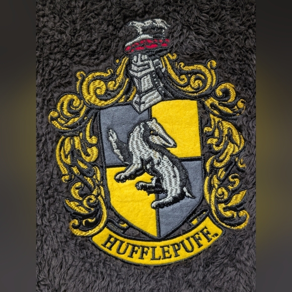 Harry Potter Hufflepuff Pjammy Sweater Women’s Sz XS Black Faux Fur Comfy Soft - Picture 2 of 7